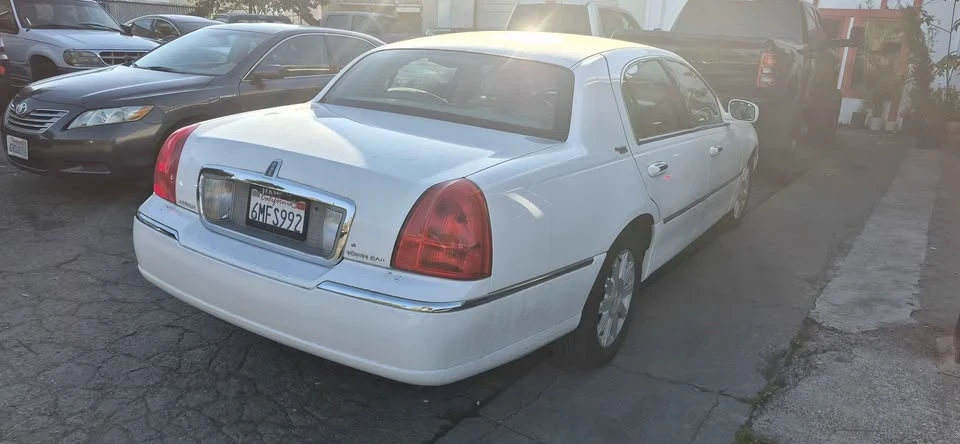 2009 Lincoln Town Car - Image 2 of 5