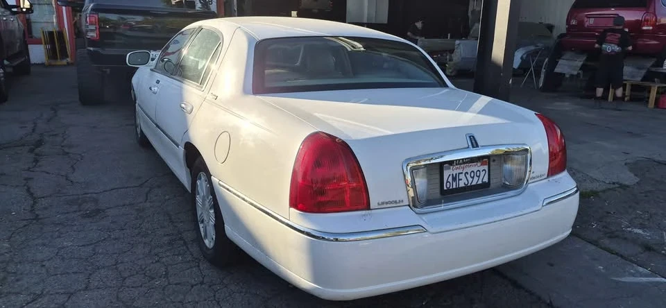 2009 Lincoln Town Car - Image 3 of 5