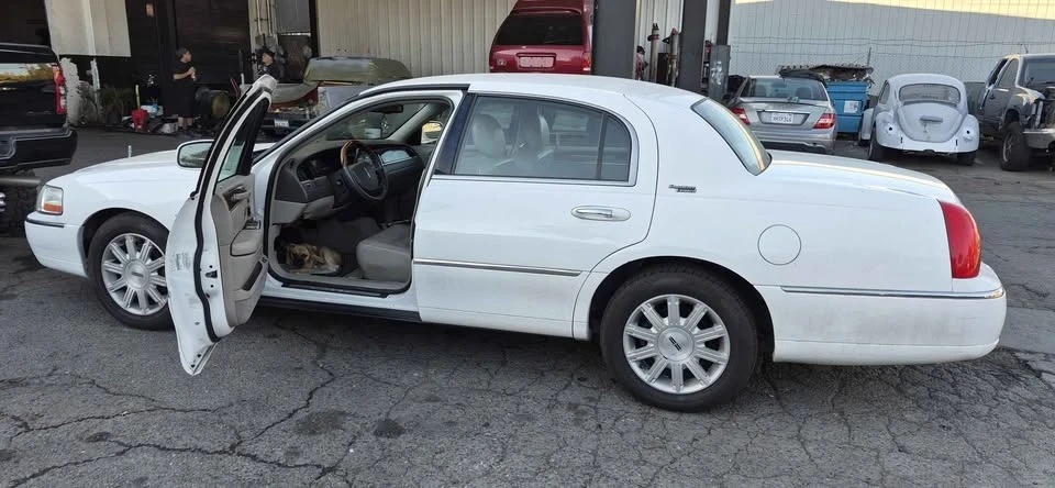 2009 Lincoln Town Car - Image 4 of 5