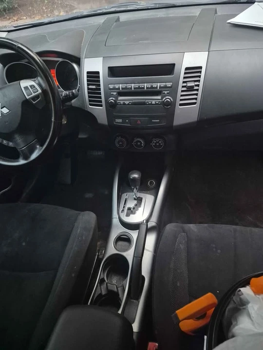 2009 Mitsubishi Outlander - Image 7 of 18
