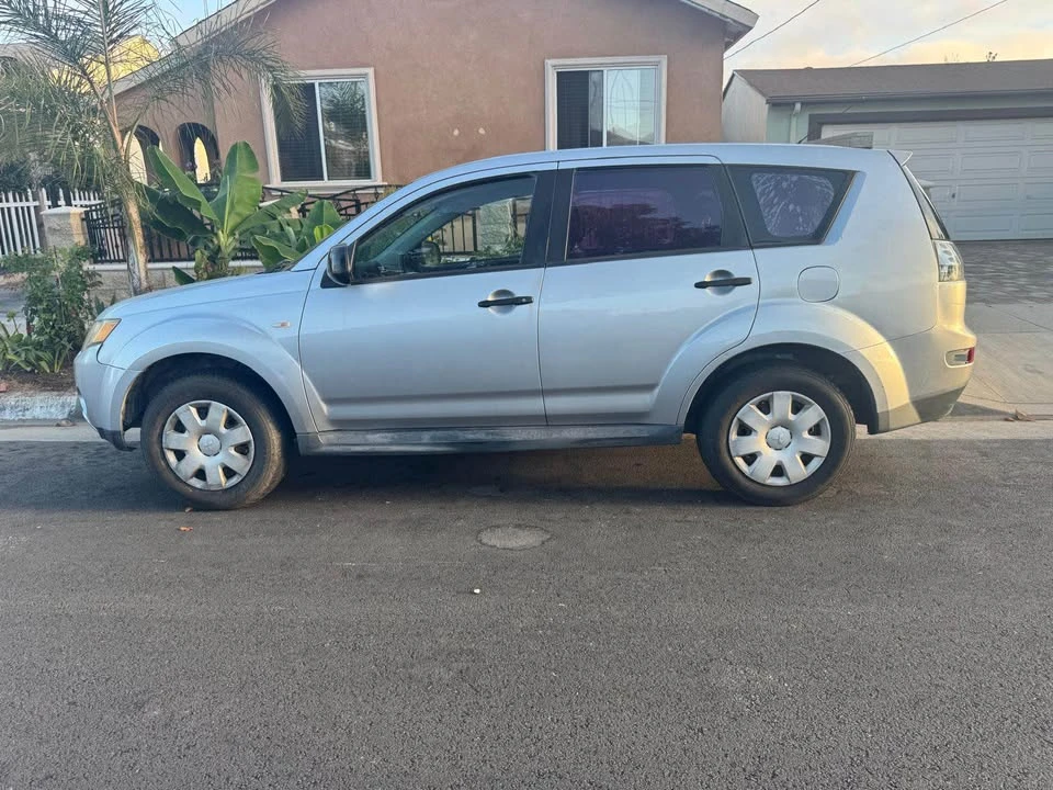 2009 Mitsubishi Outlander - Image 2 of 8