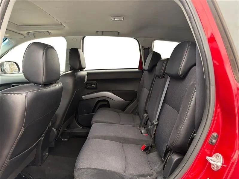 2009 Mitsubishi Outlander - Image 10 of 12