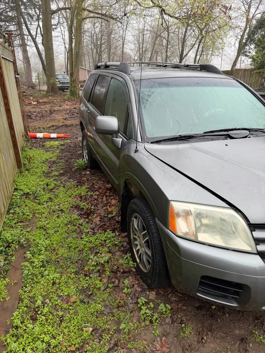 2009 Mitsubishi Endeavor - Image 2 of 4