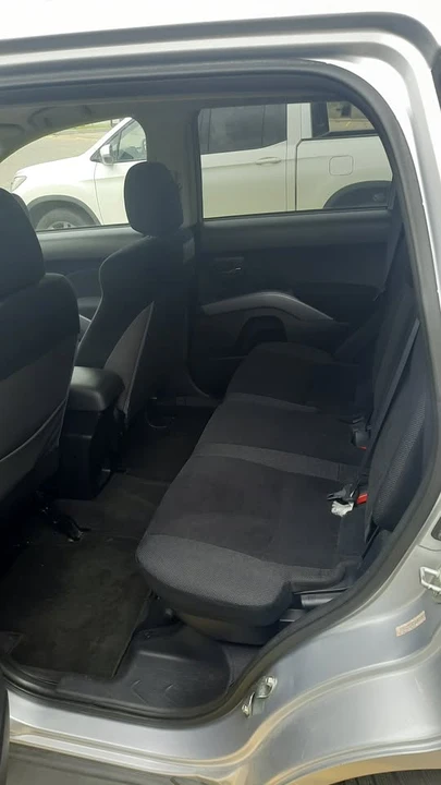 2009 Mitsubishi Outlander - Image 6 of 8