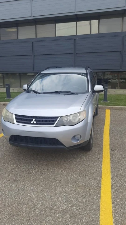 2009 Mitsubishi Outlander - Image 2 of 8