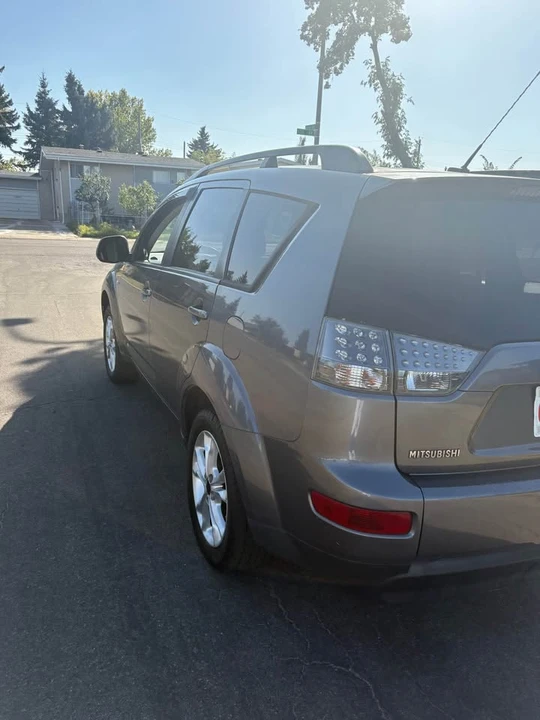 2009 Mitsubishi Outlander - Image 2 of 8