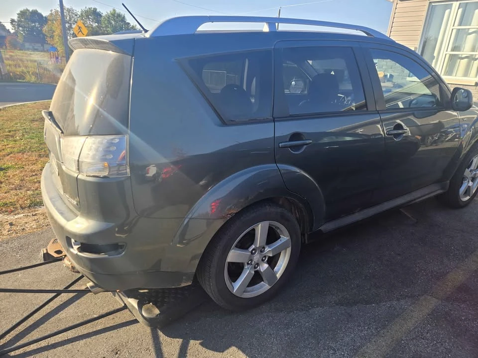 2009 Mitsubishi Outlander - Image 3 of 4