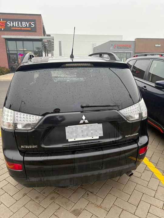 2009 Mitsubishi Outlander - Image 2 of 2