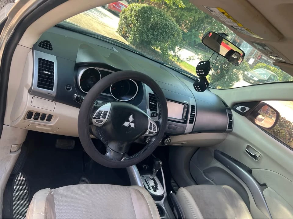 2009 Mitsubishi Outlander - Image 10 of 11