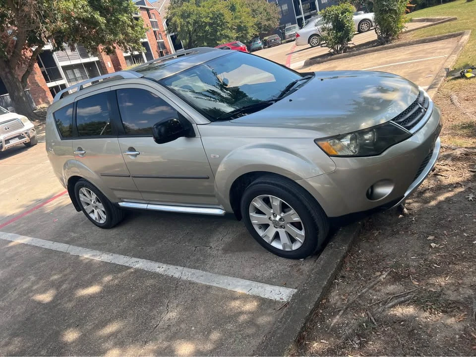 2009 Mitsubishi Outlander - Image 2 of 11