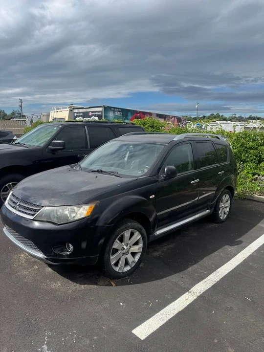 2009 Mitsubishi Outlander - Image 2 of 3