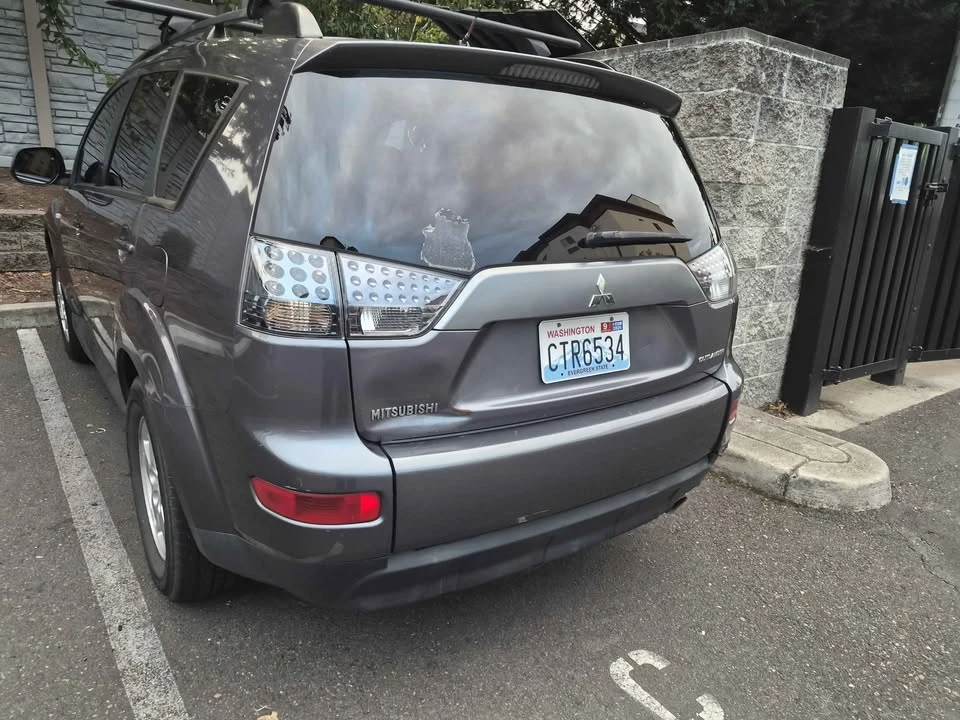 2009 Mitsubishi Outlander - Image 10 of 12