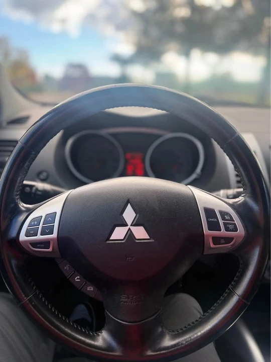 2009 Mitsubishi Outlander - Image 15 of 17
