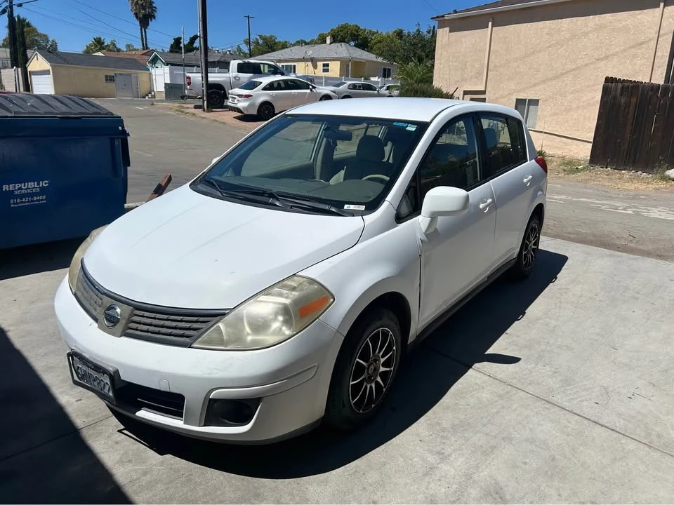 2009 Nissan Versa - Image 2 of 8
