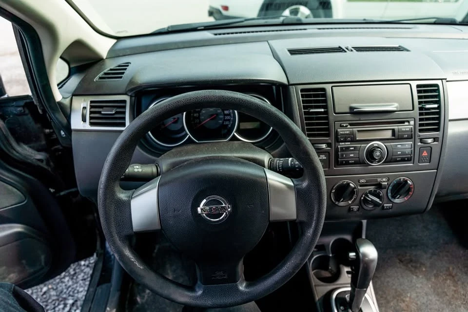 2009 Nissan Versa - Image 13 of 15