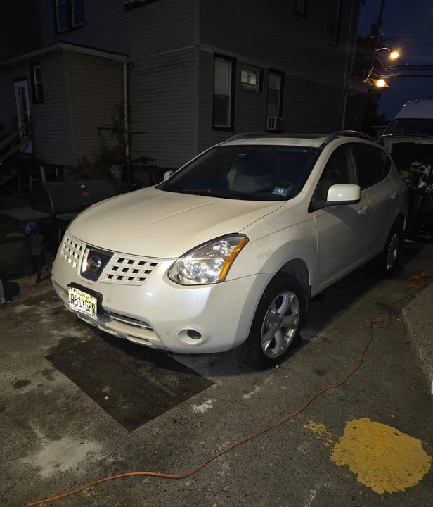 2009 Nissan Rogue - Image 2 of 3