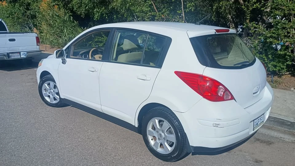 2009 Nissan Versa - Image 3 of 17