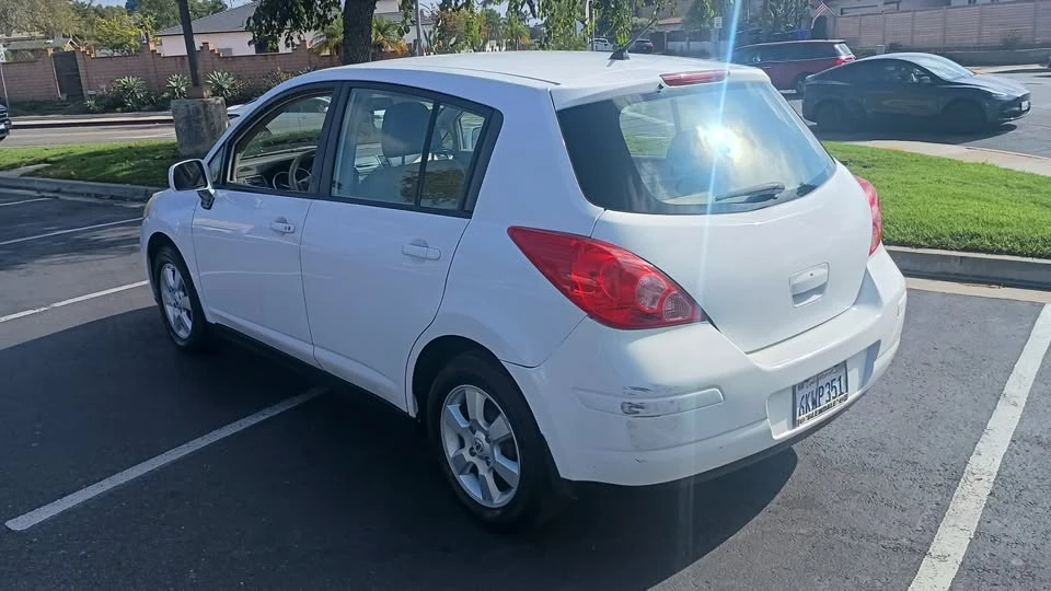 2009 Nissan Versa - Image 4 of 17