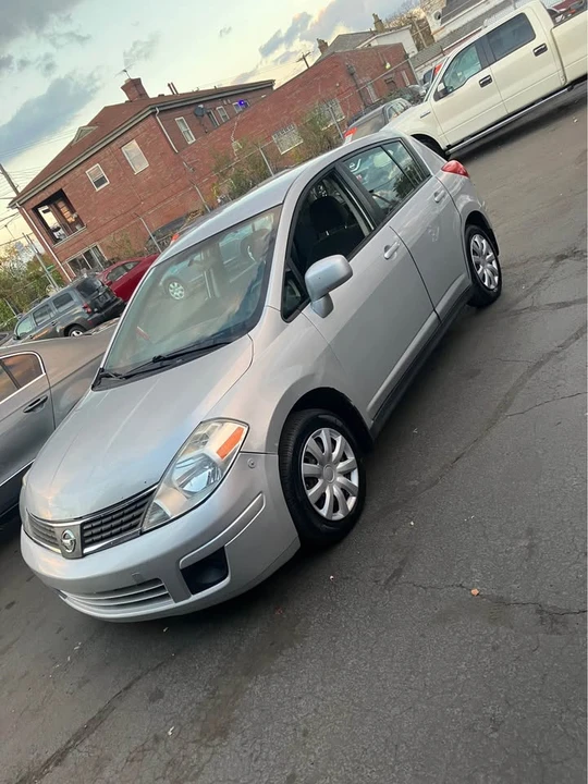 2009 Nissan Versa - Image 2 of 10