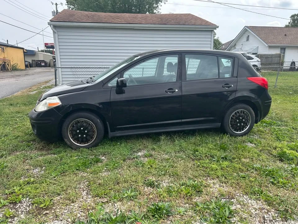 2009 Nissan Versa - Image 2 of 2