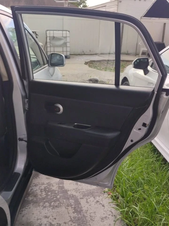 2009 Nissan Versa - Image 10 of 13