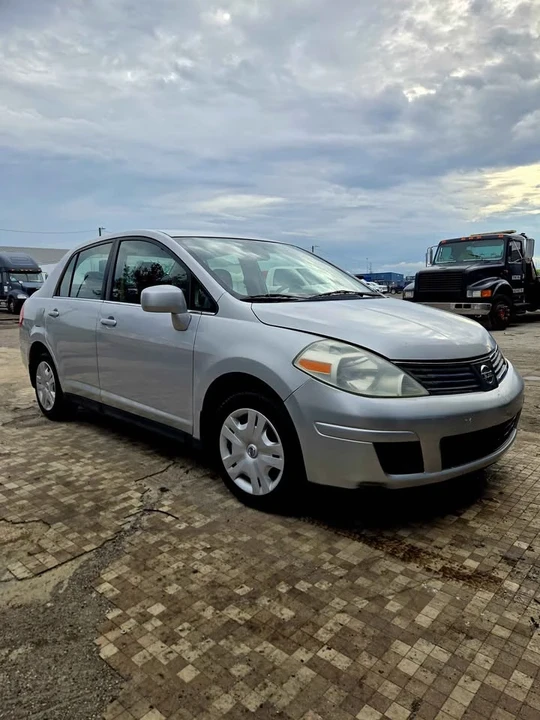 2009 Nissan Versa - Image 2 of 3