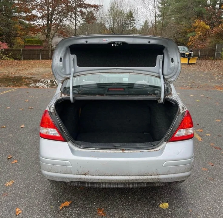 2009 Nissan Versa - Image 11 of 12