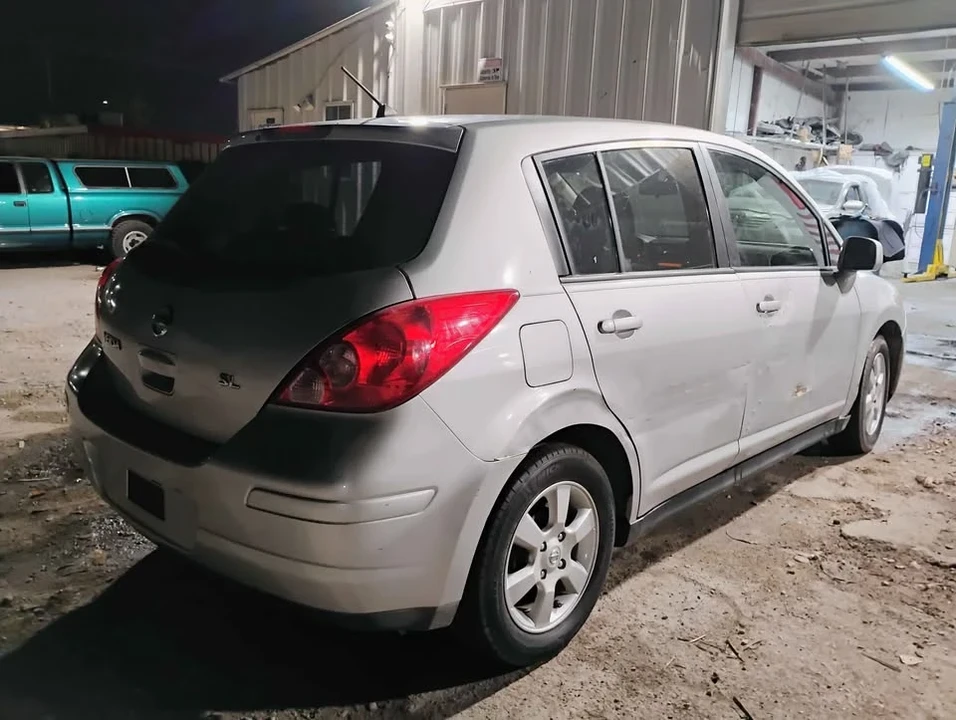 2009 Nissan Versa - Image 4 of 12