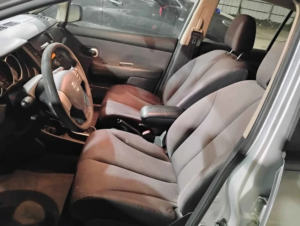 2009 Nissan Versa - Image 6 of 12