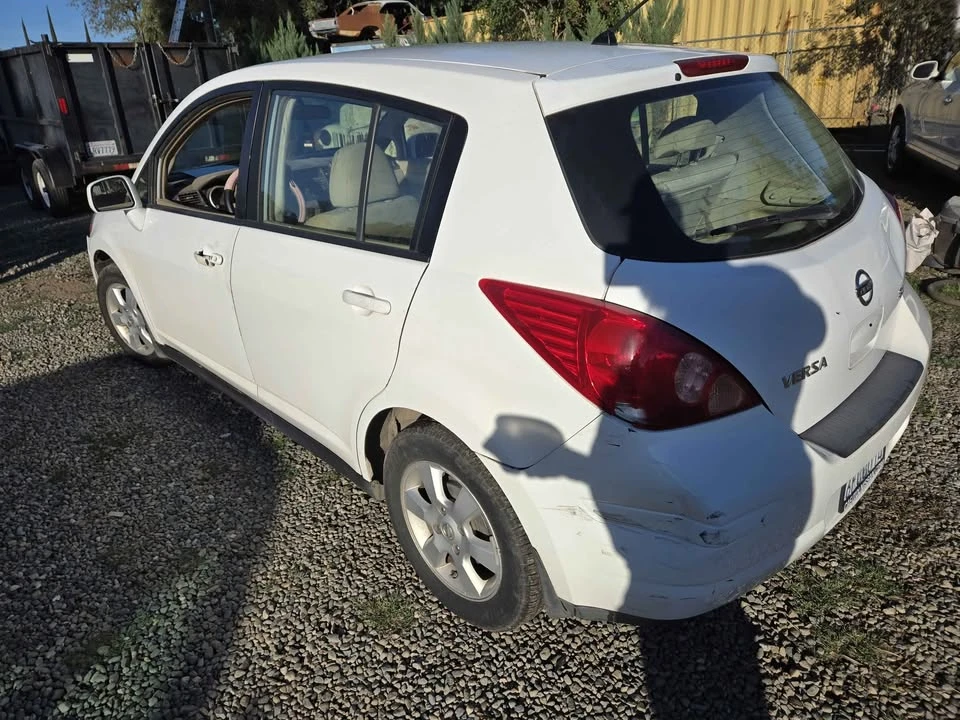 2009 Nissan Versa - Image 4 of 6