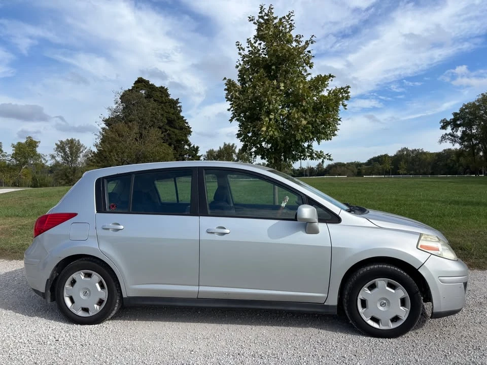 2009 Nissan Versa - Image 2 of 17