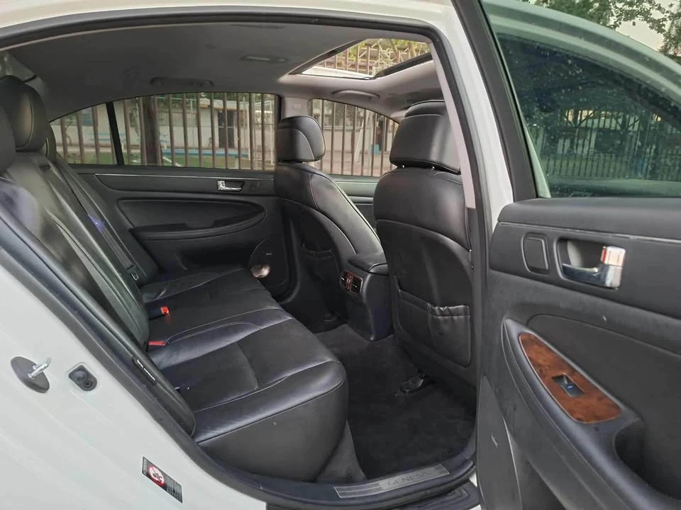2009 Hyundai Genesis - Image 10 of 14