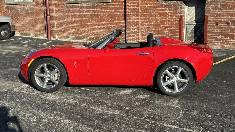 2009 Pontiac Solstice - Image 2 of 12
