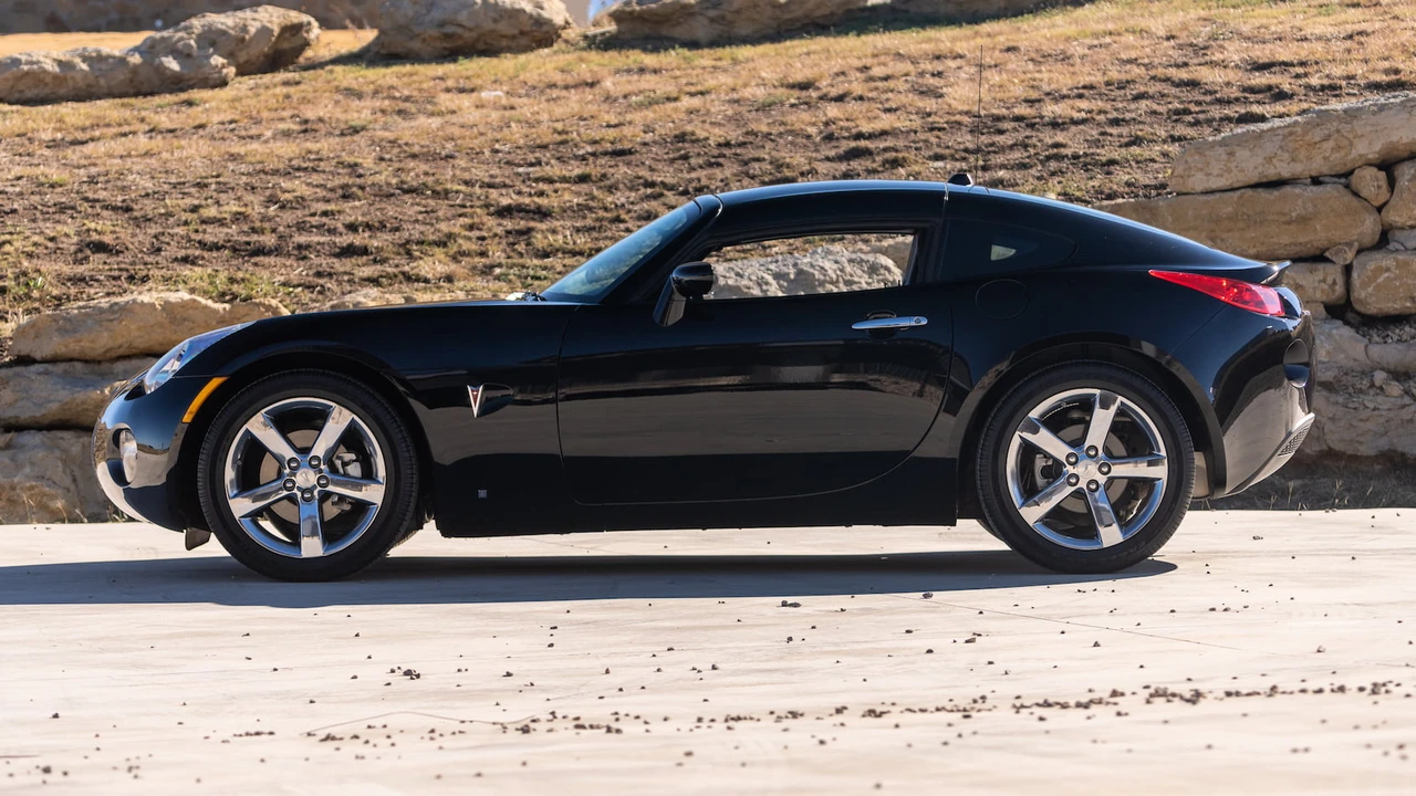 2009 Pontiac Solstice - Image 2 of 21