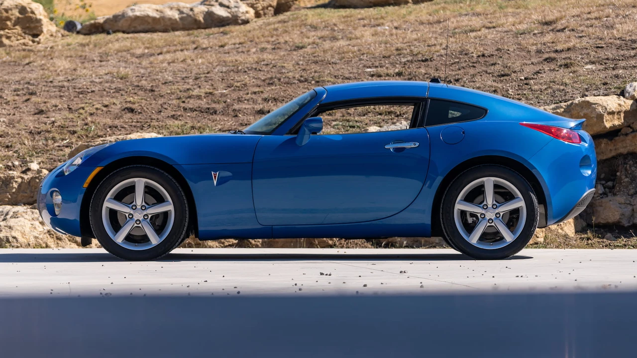 2009 Pontiac Solstice - Image 2 of 19
