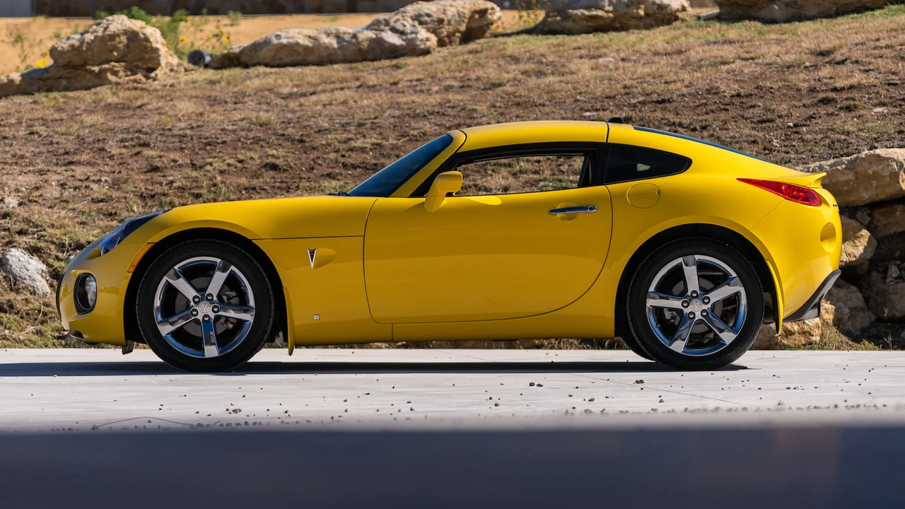 2009 Pontiac Solstice GXP - Image 2 of 21