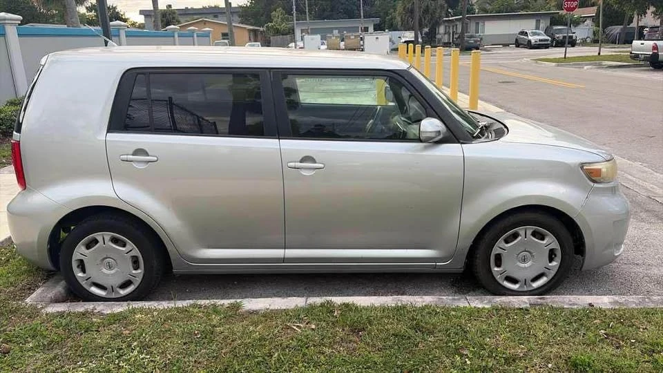 2009 Scion xB - Image 4 of 7