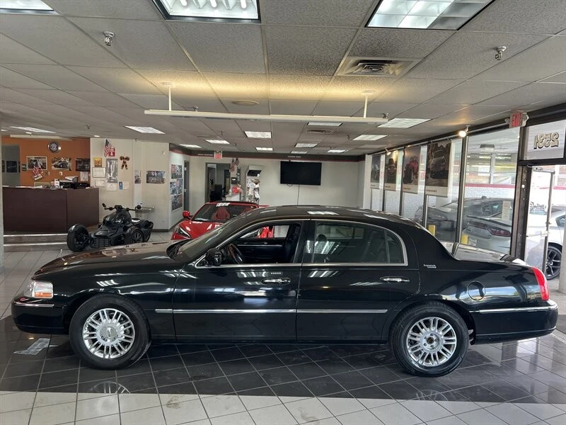 2009 Lincoln Town Car - Image 2 of 4