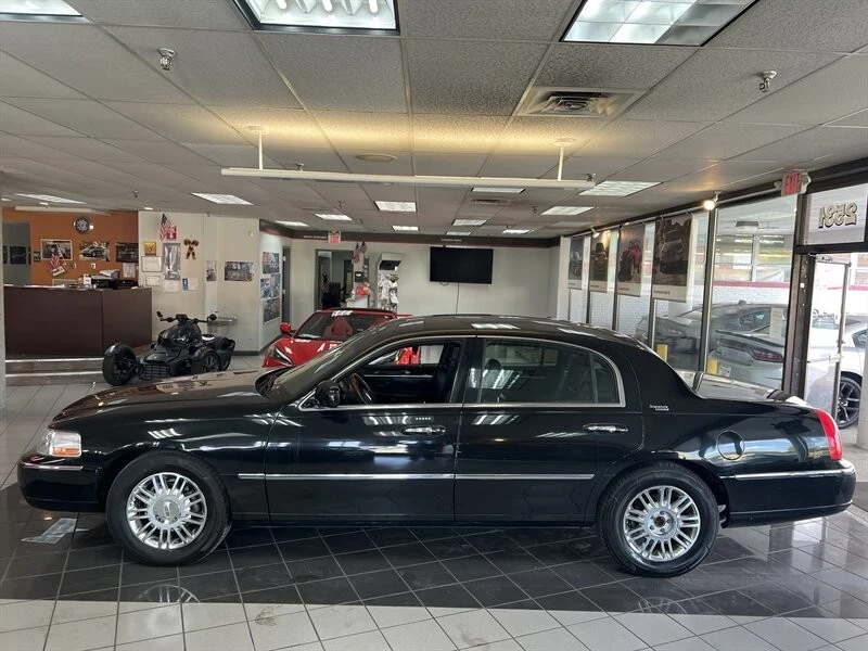 2009 Lincoln Town Car - Image 2 of 4