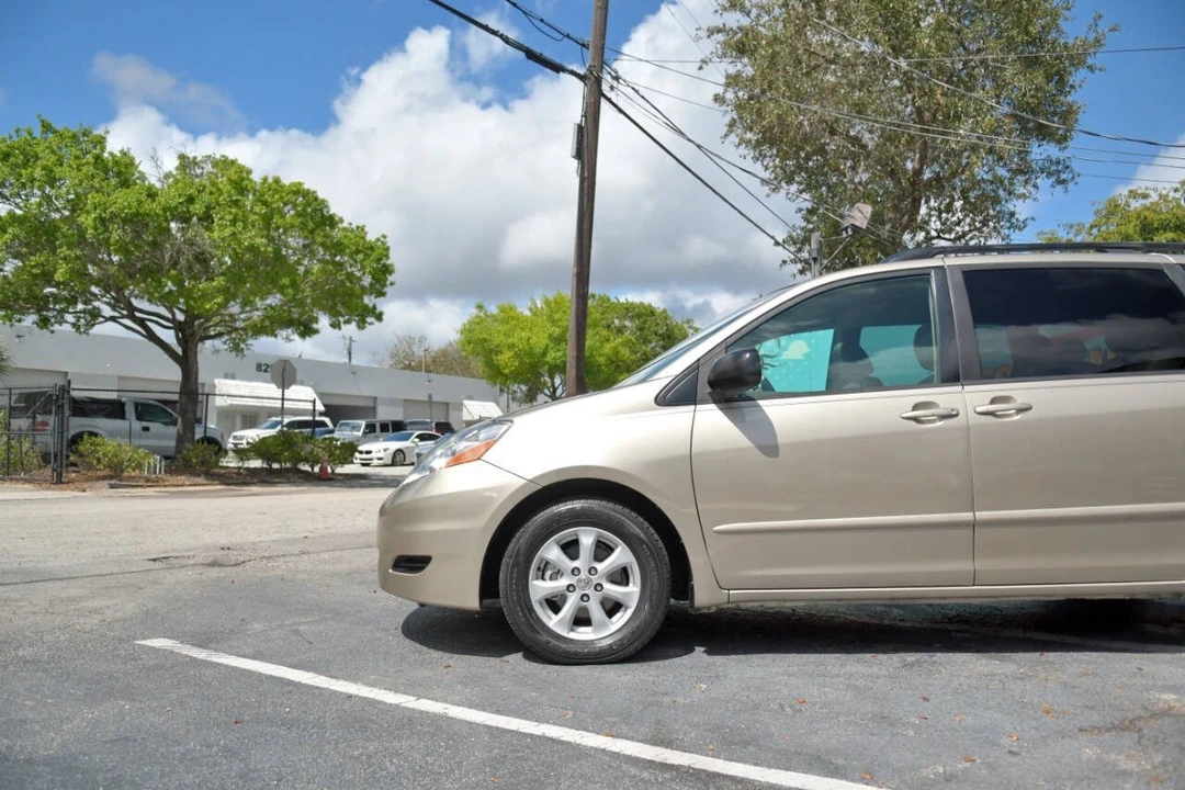 2009 Toyota Sienna 2nd Gen - Image 5 of 12
