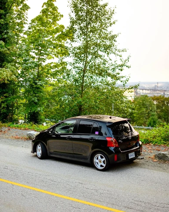 2009 Toyota Yaris - Image 2 of 10