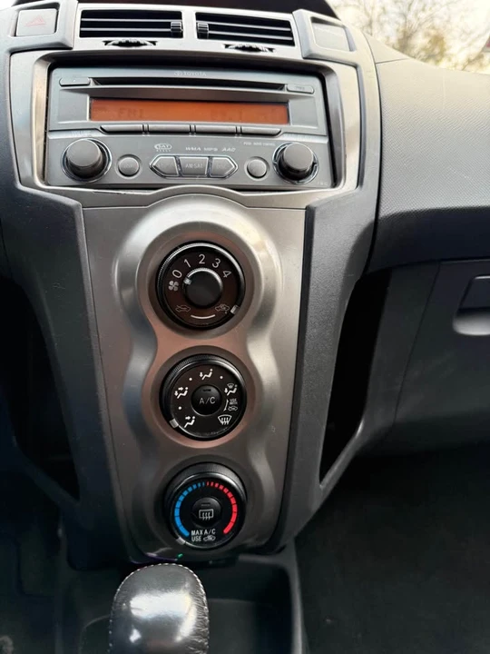 2009 Toyota Yaris - Image 15 of 17