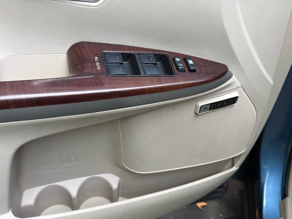 2009 Toyota Venza - Image 13 of 19
