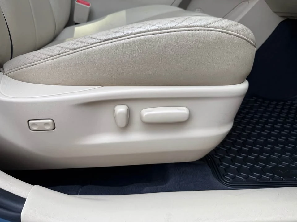 2009 Toyota Venza - Image 16 of 19