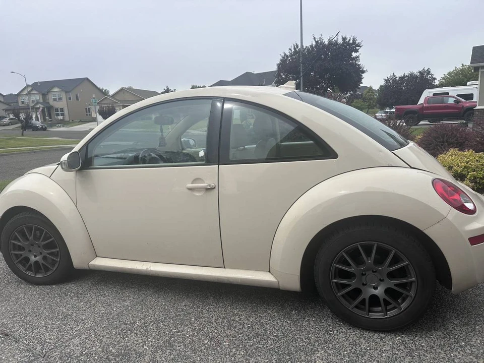 2009 Volkswagen New Beetle - Image 4 of 9