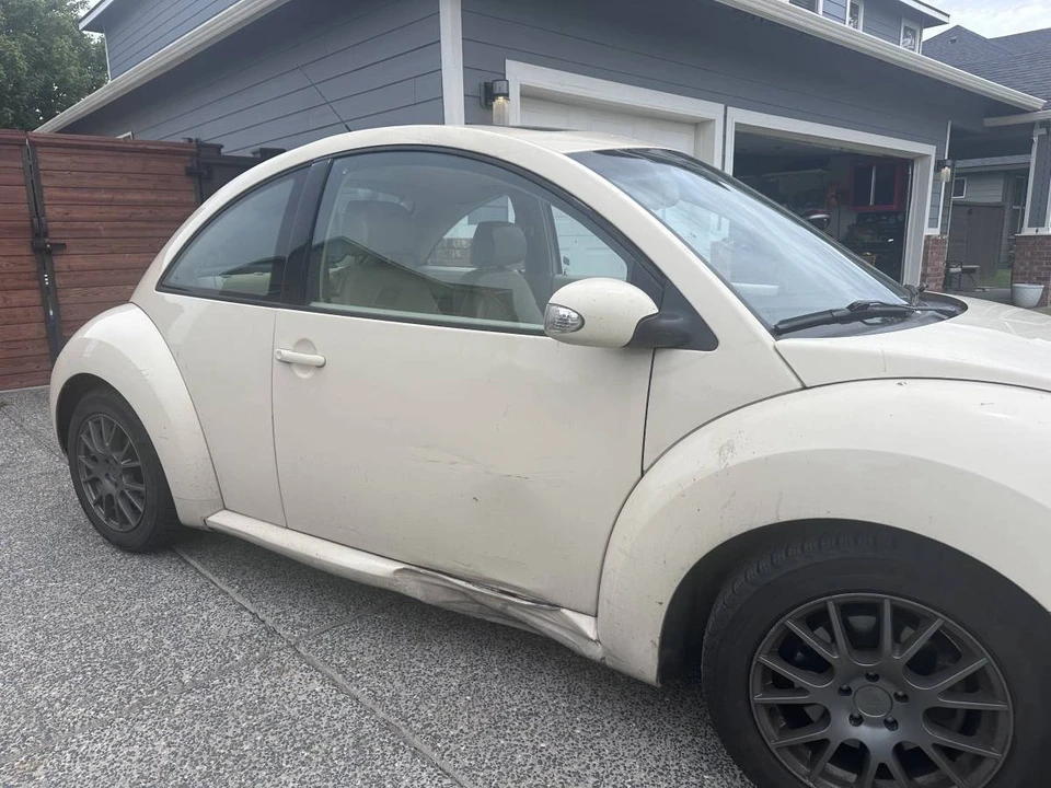 2009 Volkswagen New Beetle - Image 2 of 9