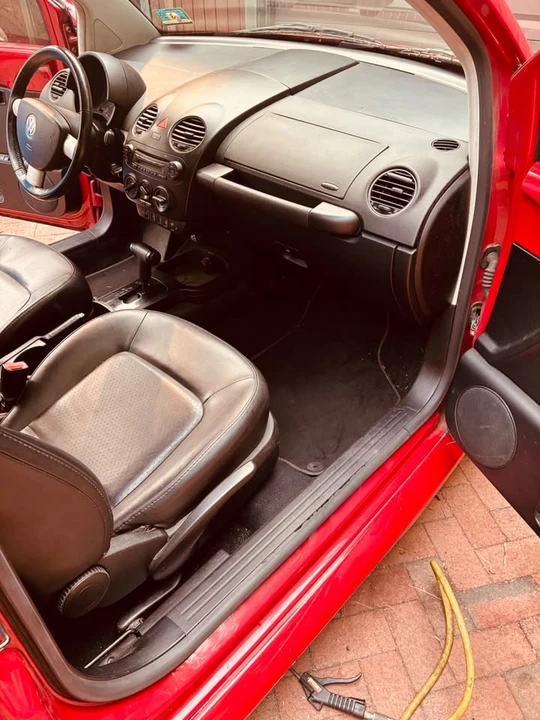 2009 Volkswagen New Beetle - Image 10 of 15