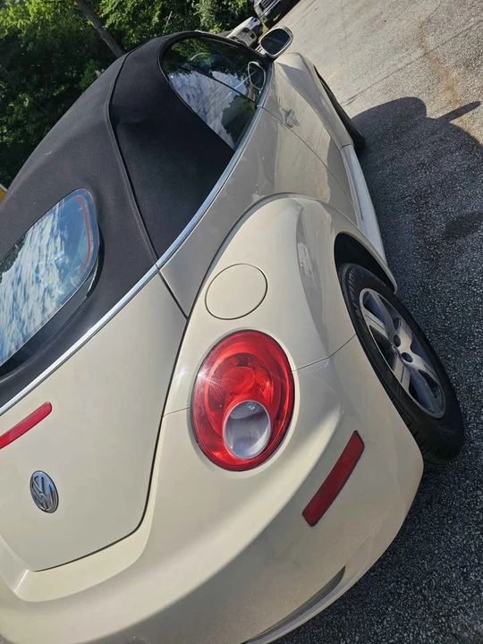 2009 Volkswagen New Beetle - Image 8 of 11