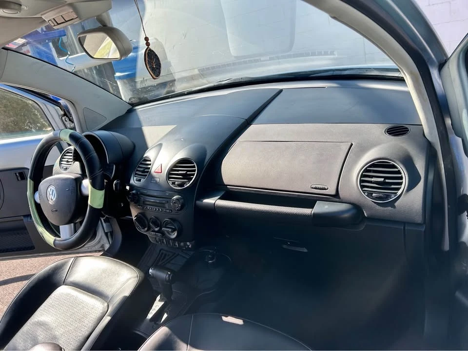 2009 Volkswagen New Beetle - Image 10 of 12