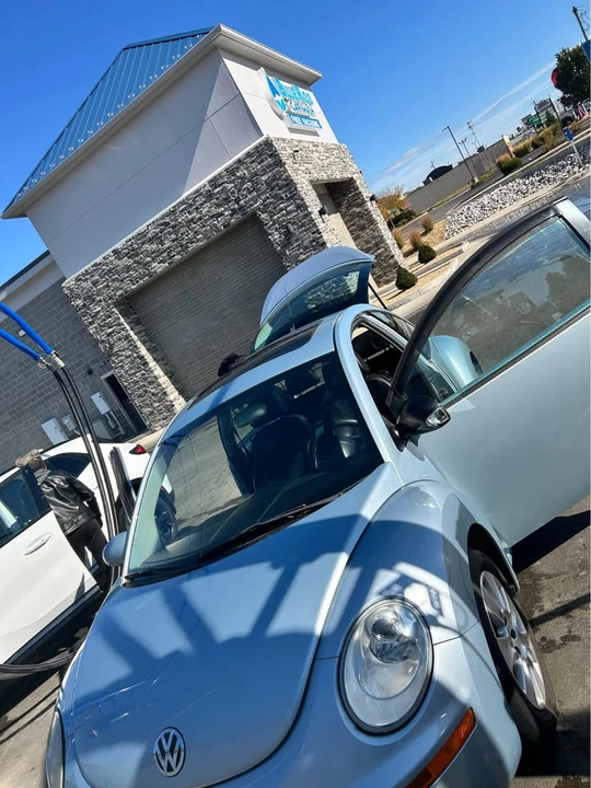 2009 Volkswagen New Beetle - Image 2 of 12